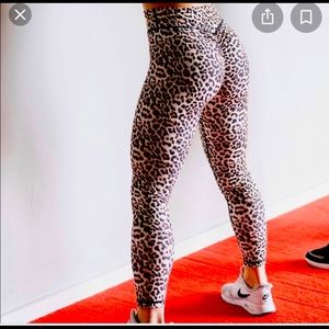 Zyia scrunch butt leopard leggings size 6-8